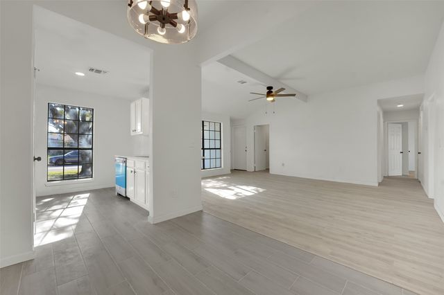 615 Red Coat Lane, Arlington, TX 76002