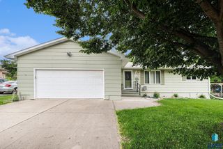 704 N Summit Ave, Madison, SD 57042