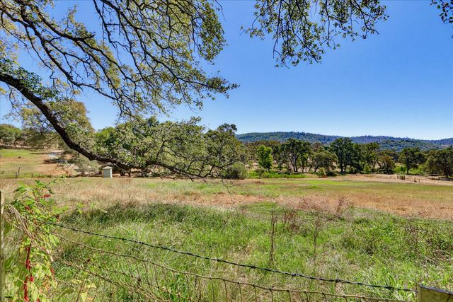13909 Beyers Ln, Grass Valley, CA 95949