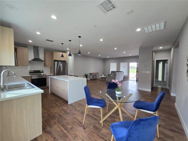 4858 W Avenue L2, Lancaster, CA 93536