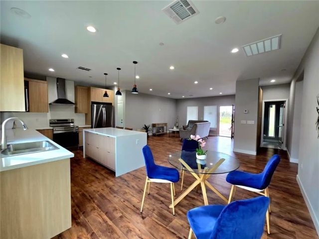 4858 W Avenue L2, Lancaster, CA 93536