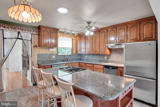 13 ROCKAWAY DR, Camp Hill, PA 17011