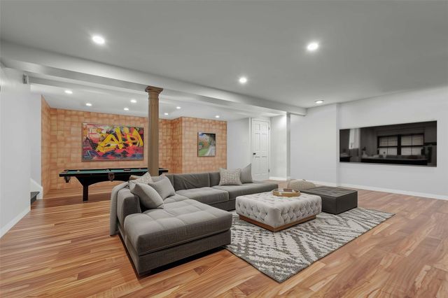 669 W Fingerboard Rd, Staten Island, NY 10305