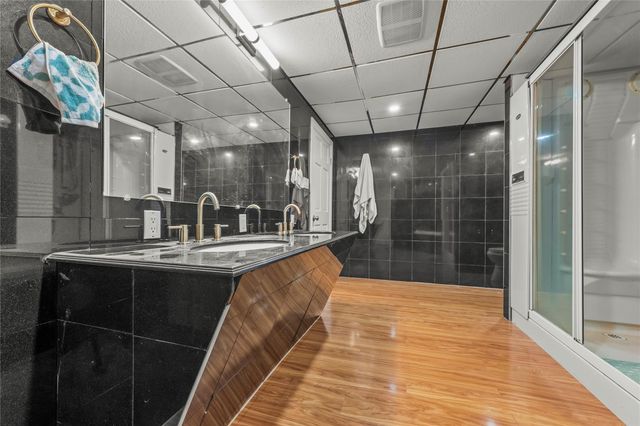 669 W Fingerboard Rd, Staten Island, NY 10305