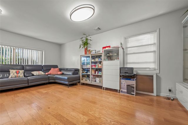 669 W Fingerboard Rd, Staten Island, NY 10305