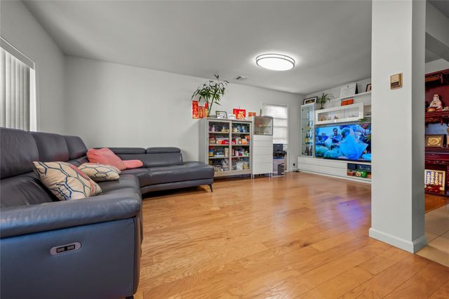669 W Fingerboard Rd, Staten Island, NY 10305