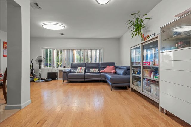 669 W Fingerboard Rd, Staten Island, NY 10305