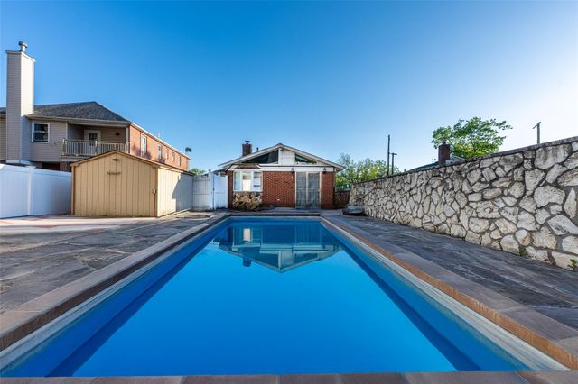 669 W Fingerboard Rd, Staten Island, NY 10305