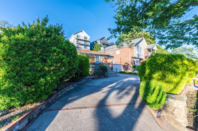 669 W Fingerboard Rd, Staten Island, NY 10305