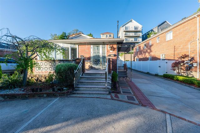 669 W Fingerboard Rd, Staten Island, NY 10305