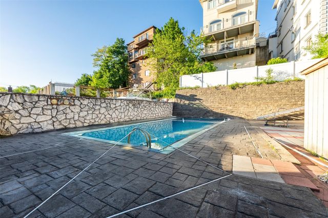 669 W Fingerboard Rd, Staten Island, NY 10305