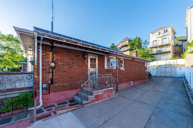 669 W Fingerboard Rd, Staten Island, NY 10305