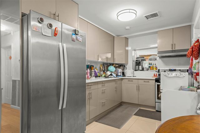 669 W Fingerboard Rd, Staten Island, NY 10305