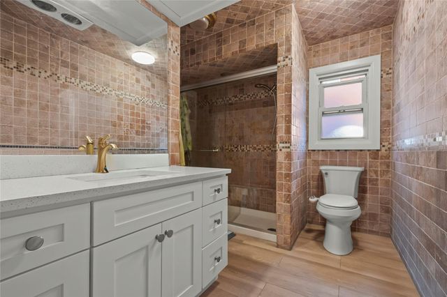 669 W Fingerboard Rd, Staten Island, NY 10305