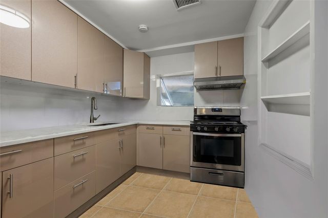 669 W Fingerboard Rd, Staten Island, NY 10305