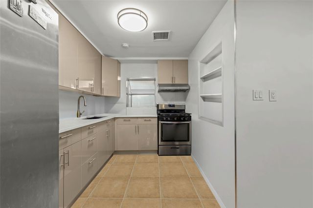 669 W Fingerboard Rd, Staten Island, NY 10305
