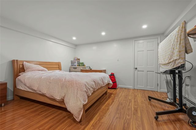 669 W Fingerboard Rd, Staten Island, NY 10305