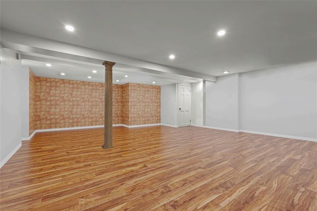 669 W Fingerboard Rd, Staten Island, NY 10305