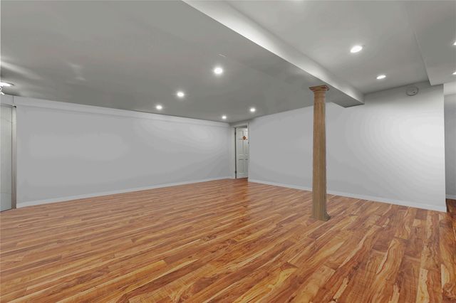 669 W Fingerboard Rd, Staten Island, NY 10305