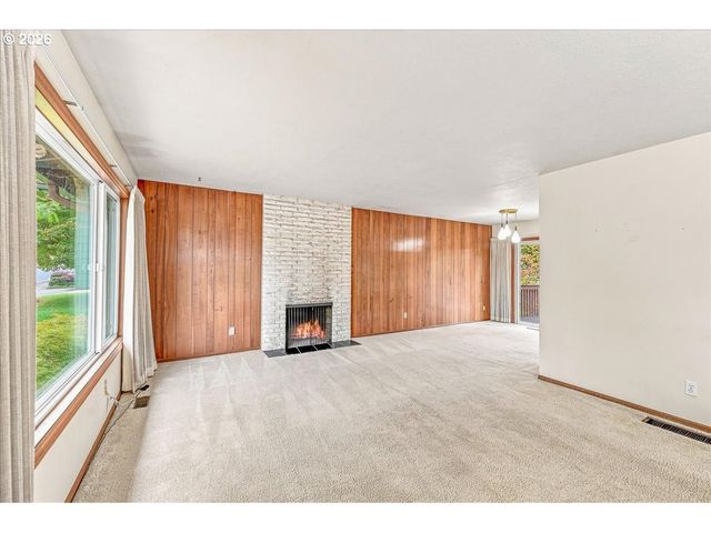 7525 Sw HILLCREST Pl, Beaverton, OR 97008
