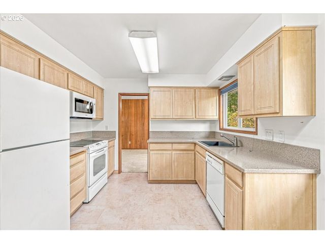 7525 Sw HILLCREST Pl, Beaverton, OR 97008