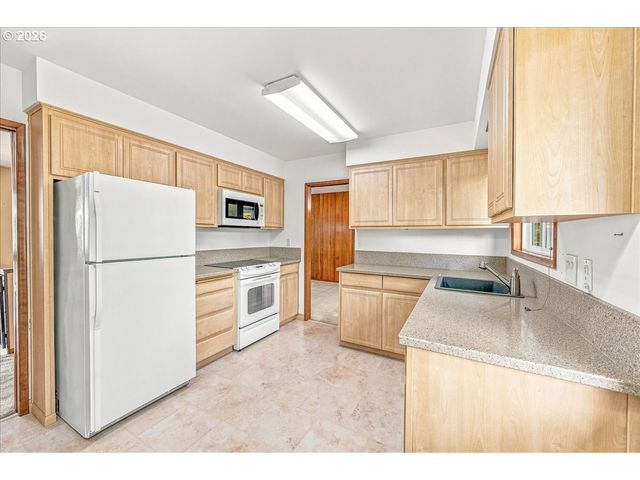 7525 Sw HILLCREST Pl, Beaverton, OR 97008