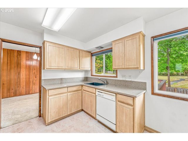 7525 Sw HILLCREST Pl, Beaverton, OR 97008