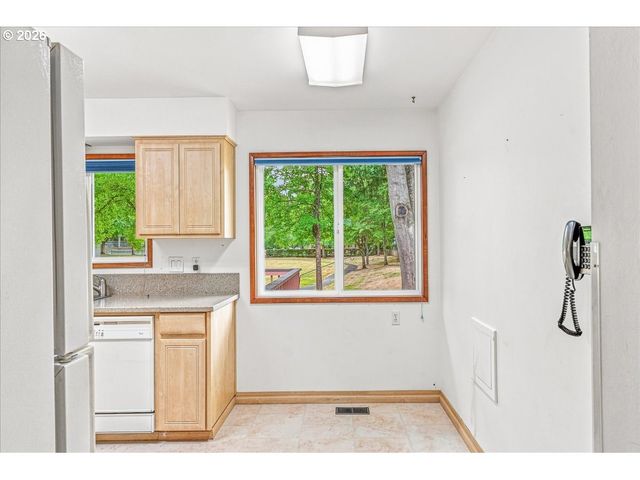 7525 Sw HILLCREST Pl, Beaverton, OR 97008