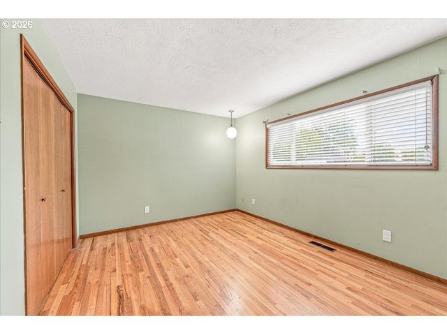 7525 Sw HILLCREST Pl, Beaverton, OR 97008