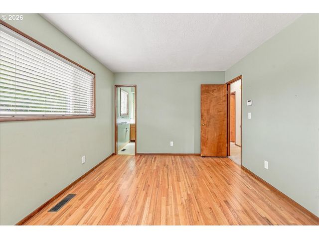 7525 Sw HILLCREST Pl, Beaverton, OR 97008
