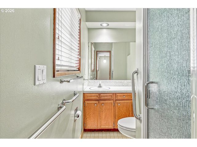 7525 Sw HILLCREST Pl, Beaverton, OR 97008