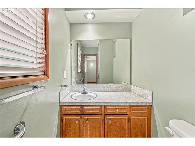 7525 Sw HILLCREST Pl, Beaverton, OR 97008
