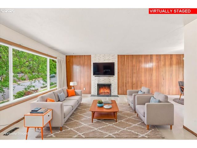 7525 Sw HILLCREST Pl, Beaverton, OR 97008