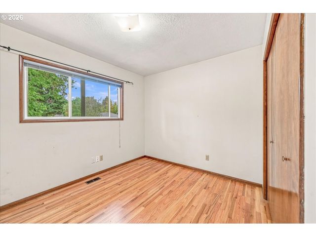 7525 Sw HILLCREST Pl, Beaverton, OR 97008
