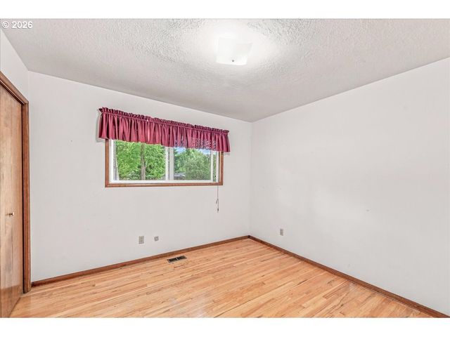 7525 Sw HILLCREST Pl, Beaverton, OR 97008