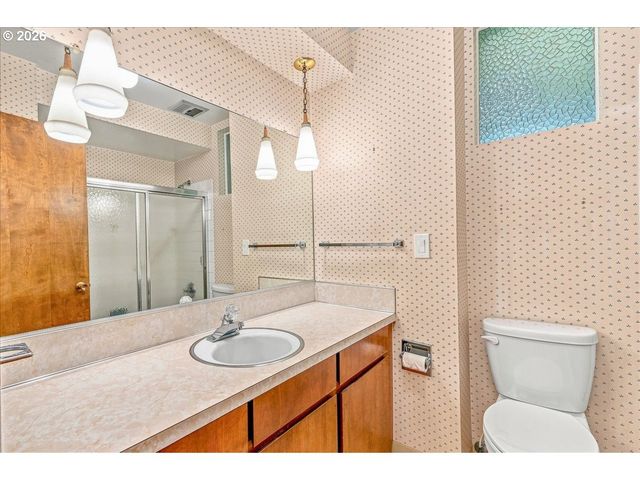 7525 Sw HILLCREST Pl, Beaverton, OR 97008