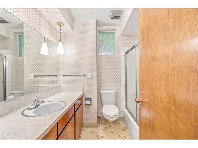 7525 Sw HILLCREST Pl, Beaverton, OR 97008
