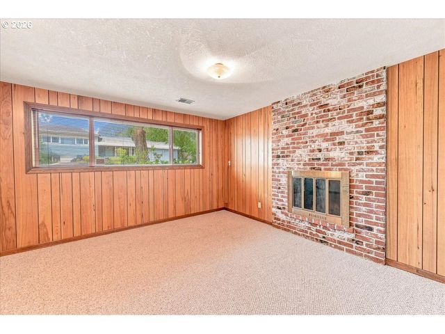7525 Sw HILLCREST Pl, Beaverton, OR 97008