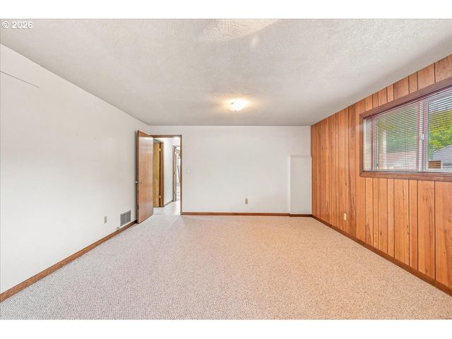 7525 Sw HILLCREST Pl, Beaverton, OR 97008