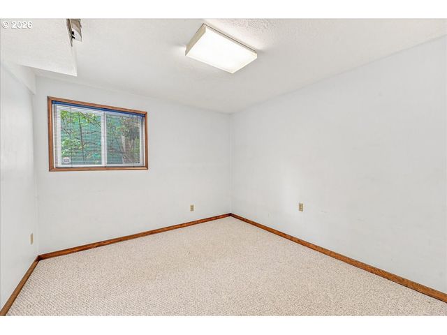 7525 Sw HILLCREST Pl, Beaverton, OR 97008