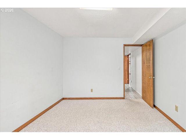 7525 Sw HILLCREST Pl, Beaverton, OR 97008