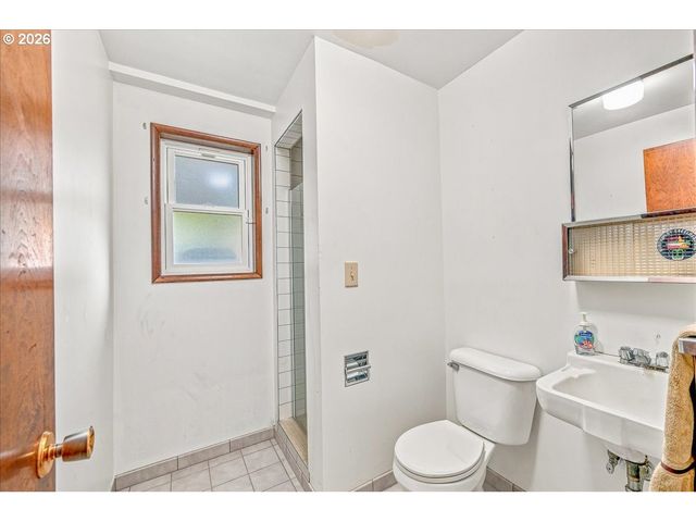 7525 Sw HILLCREST Pl, Beaverton, OR 97008