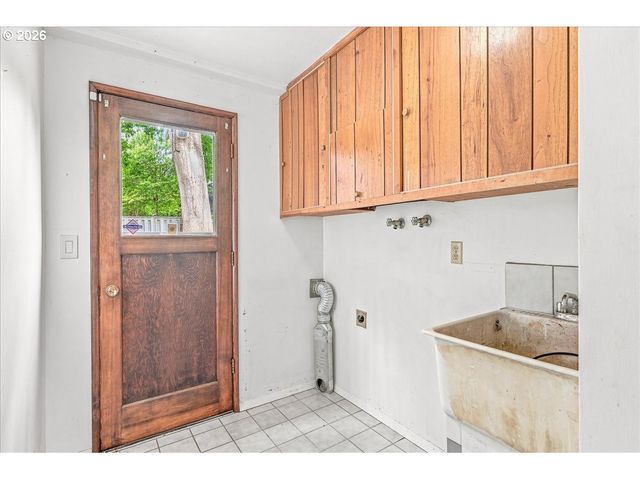 7525 Sw HILLCREST Pl, Beaverton, OR 97008