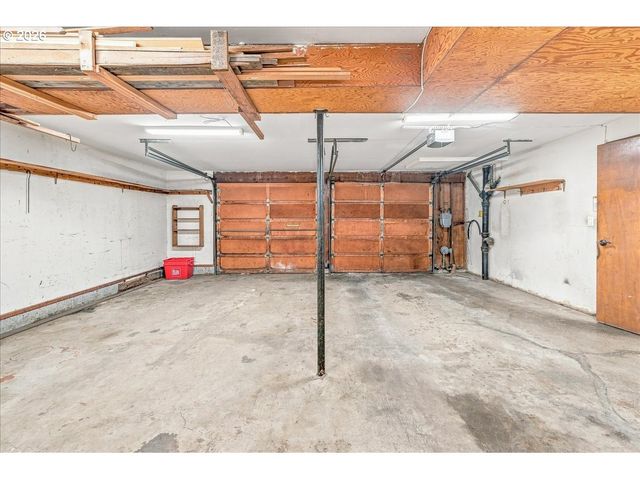 7525 Sw HILLCREST Pl, Beaverton, OR 97008