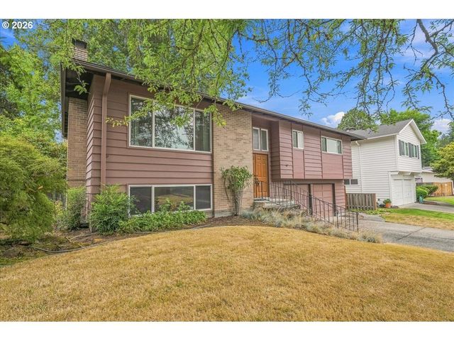 7525 Sw HILLCREST Pl, Beaverton, OR 97008