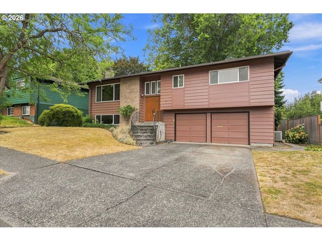 7525 Sw HILLCREST Pl, Beaverton, OR 97008