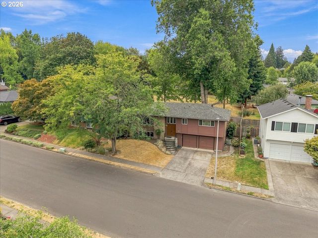7525 Sw HILLCREST Pl, Beaverton, OR 97008