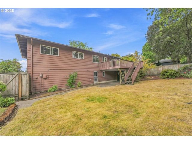 7525 Sw HILLCREST Pl, Beaverton, OR 97008