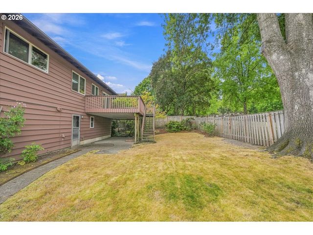 7525 Sw HILLCREST Pl, Beaverton, OR 97008