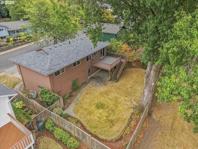 7525 Sw HILLCREST Pl, Beaverton, OR 97008